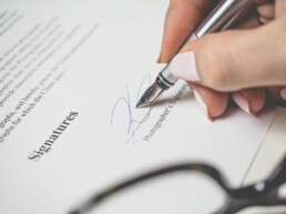 Image d'une signature de contrat pour Le contrat à durée indéterminée intérimaire